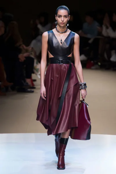 Look 16